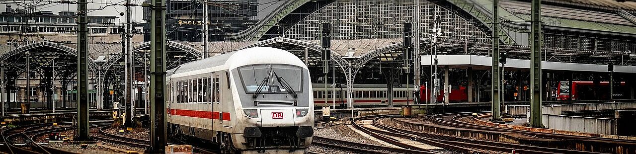 Zug bei Ausfahrt aus Bahnhof