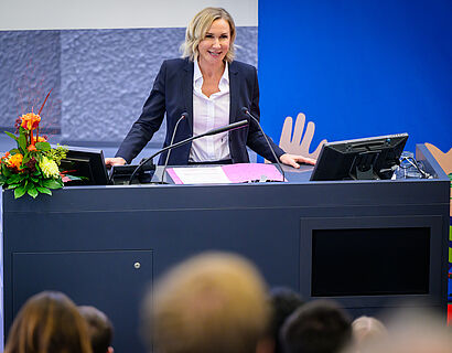 Nicole Korset-Ristic bei der Festansprache während der Verabschiedung 2025