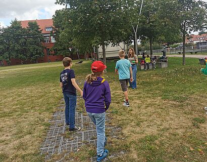 Kinderuni Summer Edition 2025 - Kids beim Sport auf dem Campusrasen