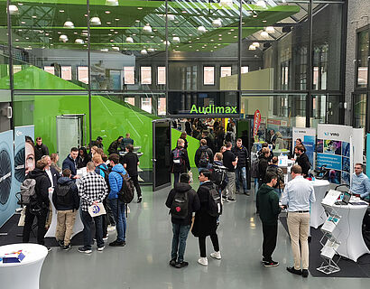 Besucherinnen und Besucher in Halle 17 der TH Wildau bei der THCONNECT