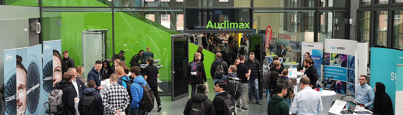 Besucherinnen und Besucher in Halle 17 der TH Wildau bei der THCONNECT