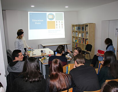 Präsentation von EMM Studierenden in den Räumen der Spndauer Jugend