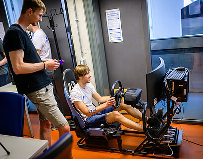 Studierende an einem Fahrsimulator beim HIT 2026 