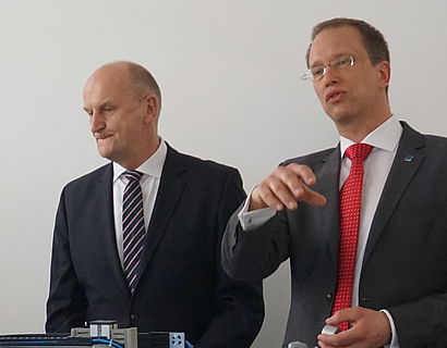 Ministerpräsident Dr. Dietmar Woidke und  Prof. Dr.-Ing. Jörg Reiff-Stephan im Technikum des Mittelstand 4.0-Kompetenzzentrum Cottbus am Standort Wildau für Produkt- und Prozessautomatisierung