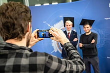 Foto mit dem Smartphone von Absolventen bei der Verabschiedung 2022