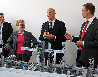 Ministerpräsident Dr. Dietmar Woidke mit  Prof. Dr. Ulrike Tippe zu Besuch im Technikum für Produkt- und Prozessautomatisierung von Prof. Dr.-Ing. Jörg Reiff-Stephan