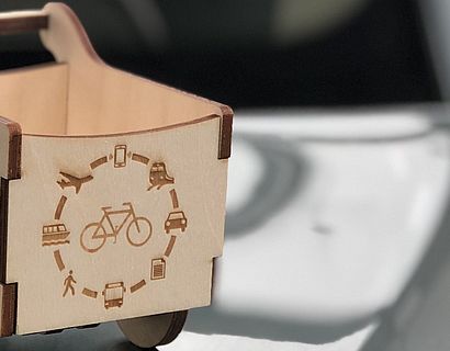 Lastenrad auf Auto