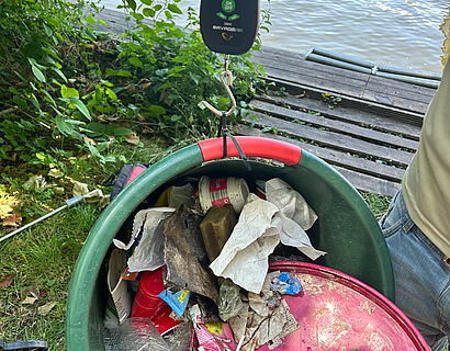 Ergebnis einer Müllsammelaktion auf der Spree; Müll wird gewogen