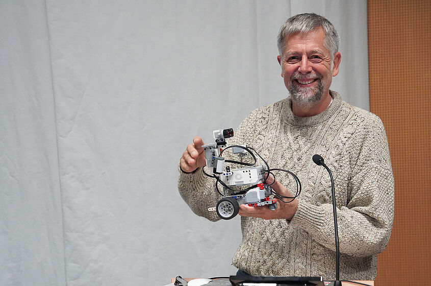 Prof. Dr.-Ing. Wolfgang Rüther-Kindel, Fachbereich Ingenieur- und Naturwissenschaften TH Wildau, demonstriert einen Lego-Roboter 