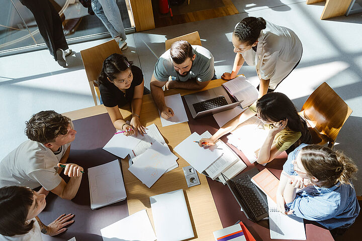 Gemeinsam entstehen die besten Lösungen: Das Ideenmanagement fördert den Austausch.