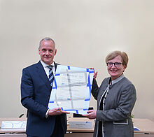 Zertifikatsubergabe ISO 27001 Zertifikatsubergabe ISO 27001