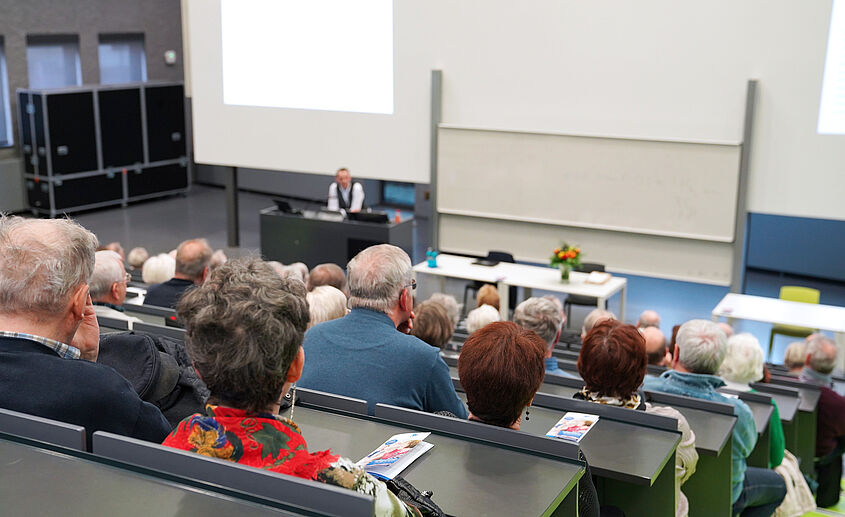 Seniorenseminare Teilnehmende bei den Seniorenseminaren im Audimax der TH Wildau hören dem Referenten zu
