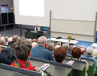 Teilnehmende bei den Seniorenseminaren im Audimax der TH Wildau hören dem Referenten zu