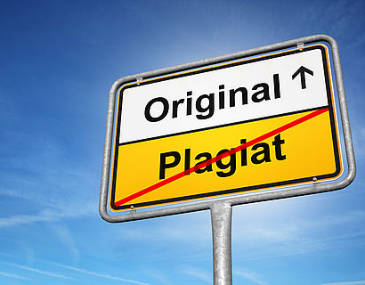 Ortsausgangssschild mit Wegweise nach Original und Plagiat durchgestrichen