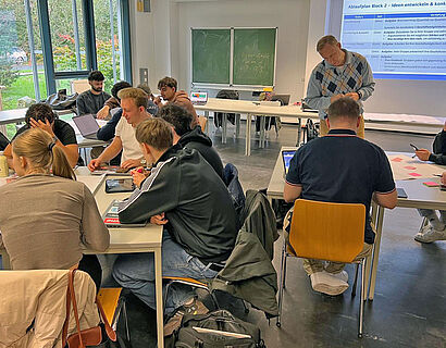 Studierende arbeiten an Ideen im Design-Thinking-Prozess