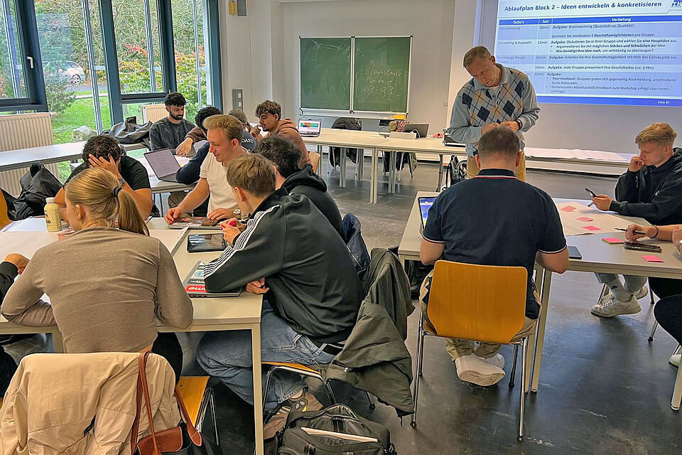 Gruppenarbeit Studierende arbeiten an Ideen im Design-Thinking-Prozess