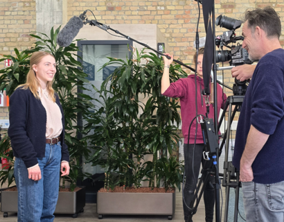 Imagevideo opplab Eine Person wird interviewt