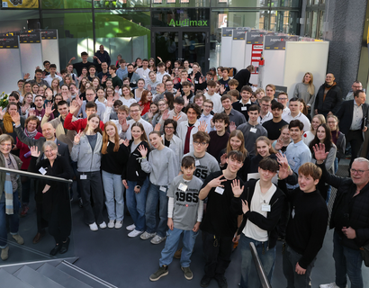 Jugend forscht Gruppenbild mit Kindern und Jugendlichen im Audimax