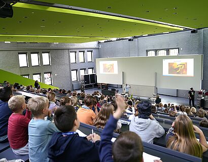 Kinderuni Winter Edition 2024 - Kinder lauschen der Vorlesung im Audimax