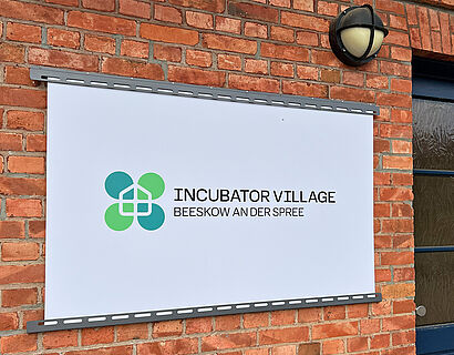 Schild des IVB an dr Hauswand