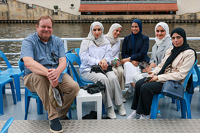 Teilnehmende des Jusoor International Programms bei einer Sighseeing-Tour durch Berlins Innenstadt mit dem Schiff