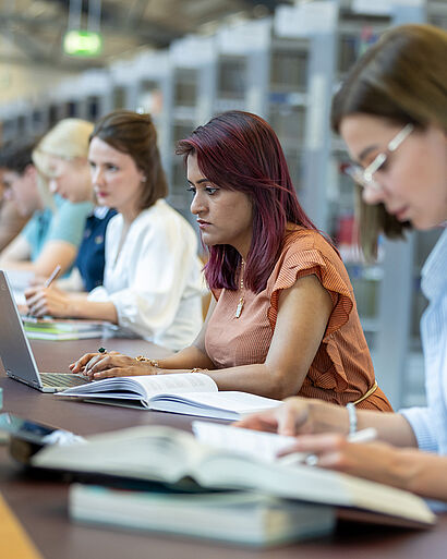 Studierende beim Arbeiten in der Bibliothek der TH Wildau