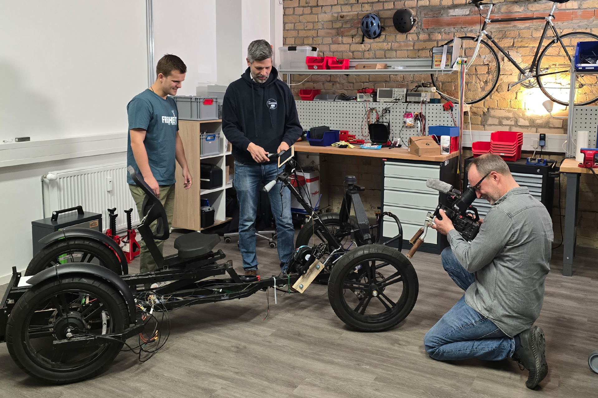 Imagevideo Radverkehr Zwei Menschen schauen auf ein Fahrrad und werden dabei gefilmt