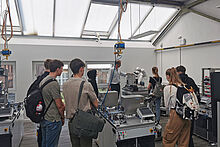 Schnupperstudium Schülerinnen und Schüler im Automatisierungstechnik-Labor beim Betrachten der Technik