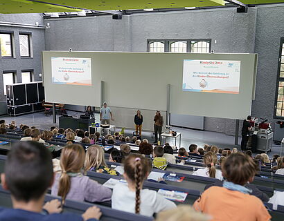 Kinderuni Winter Edition 2024  - Kids bei der Kinderunieröffnung im Audimax der TH Wildau