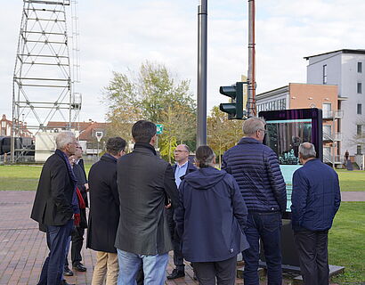 heureka-Delegation zu Besuch auf dem Campus der TH Wildau vor der Lichtsignalanlage