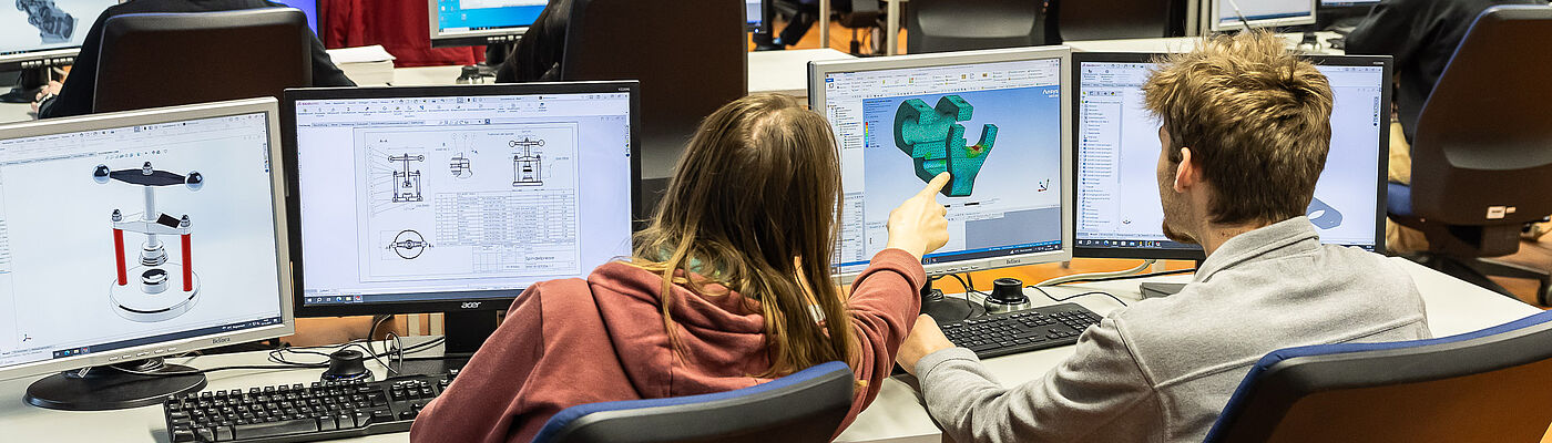 Studierende bei der Vorlesung vor PCs mit Simulationen auf dem Bildschirm 