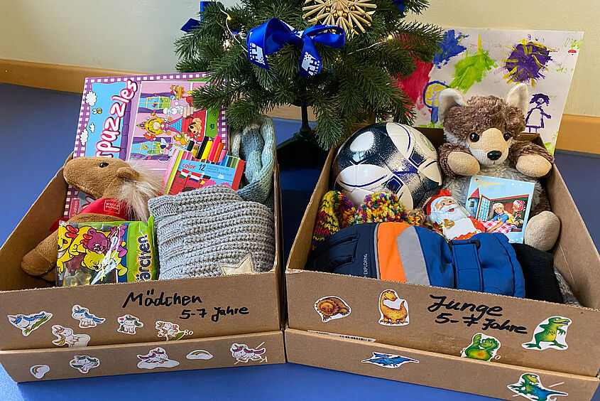 Pakete für die Spendenaktion Weihnachtsgruß für Kinder in Charkiw