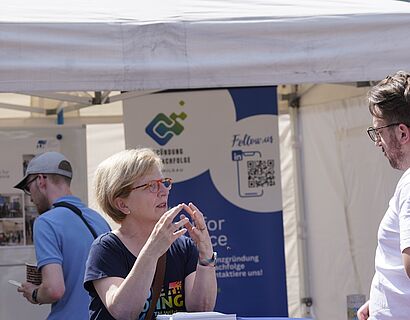 Präsdientin im Gespräch mit Gast beim HCD auf dem Campus