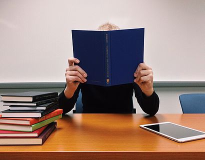 Person liest Buch