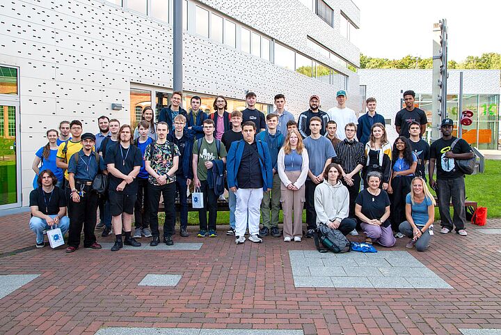 Gruppenbild der neuen Studierenden Telematik vor Halle 16
