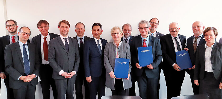 Vertreterinnen und Vertreter der deutschen Hochschulen und der Deutsch-Kasachischen Universität bei der Unterzeichnung der Konsortialvereinbarung in Almaty Vertreterinnen und Vertreter der deutschen Hochschulen und der Deutsch-Kasachischen Universität bei der Unterzeichnung der Konsortialvereinbarung in Almaty