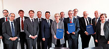 Vertreterinnen und Vertreter der deutschen Hochschulen und der Deutsch-Kasachischen Universität bei der Unterzeichnung der Konsortialvereinbarung in Almaty Vertreterinnen und Vertreter der deutschen Hochschulen und der Deutsch-Kasachischen Universität bei der Unterzeichnung der Konsortialvereinbarung in Almaty