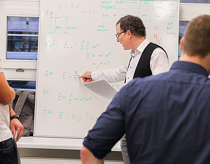 Lehre und Praktikum Professor M. Herzog im Praktikum