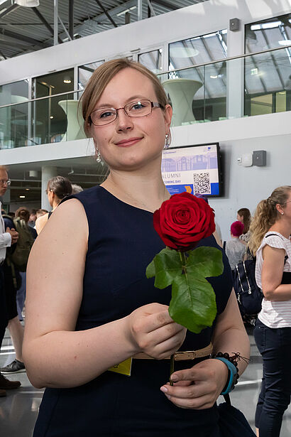 Frau mit Rose