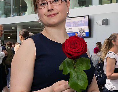 Frau mit Rose