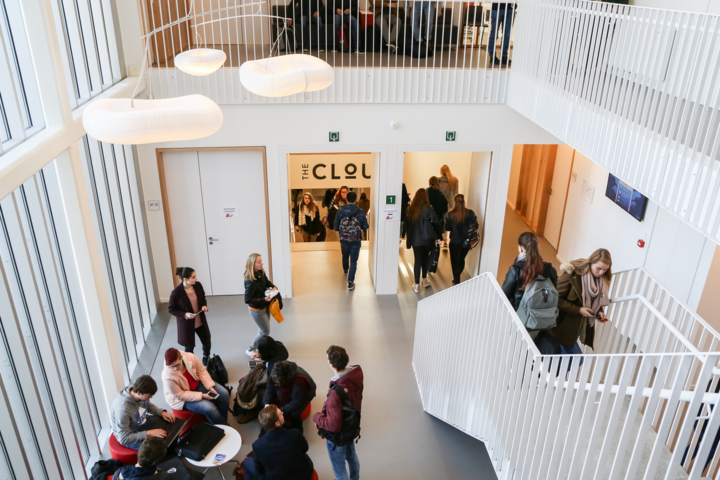 Menschen laufen in einem Treppenhaus in einer Hochschule