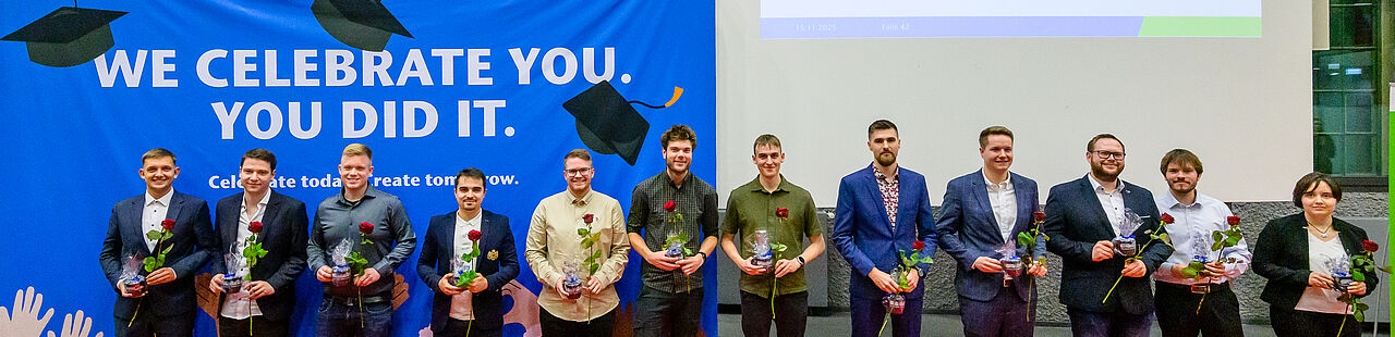 Absolvent*innen 2024/2025 bei der Verabschiedung bei einem Gruppenbild