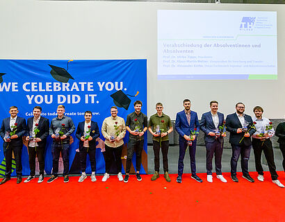 Absolvent*innen 2024/2025 bei der Verabschiedung bei einem Gruppenbild