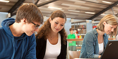 Studierende in der Hochschulbibliothek