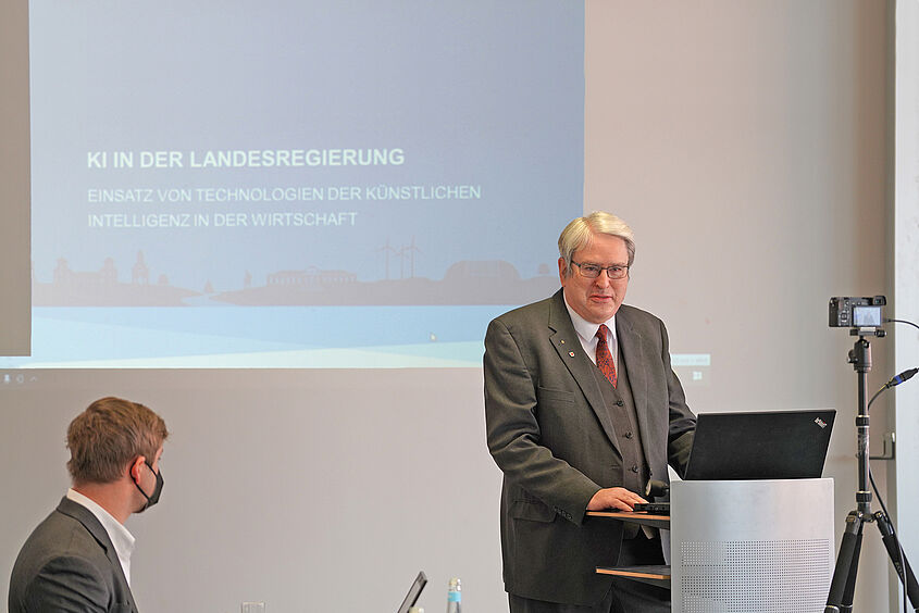 Bild Besuch Steinbach Brandenburgs Wirtschaftsminister Jörg Steinbach beim Besuch an der TH Wildau