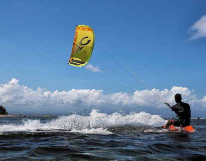 Surfen mit Kitedrachen
