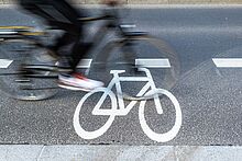 Juergen Schmidt stock adobe kl Radfahrer auf Radstreifen als Zeichen der neuen Mobilität