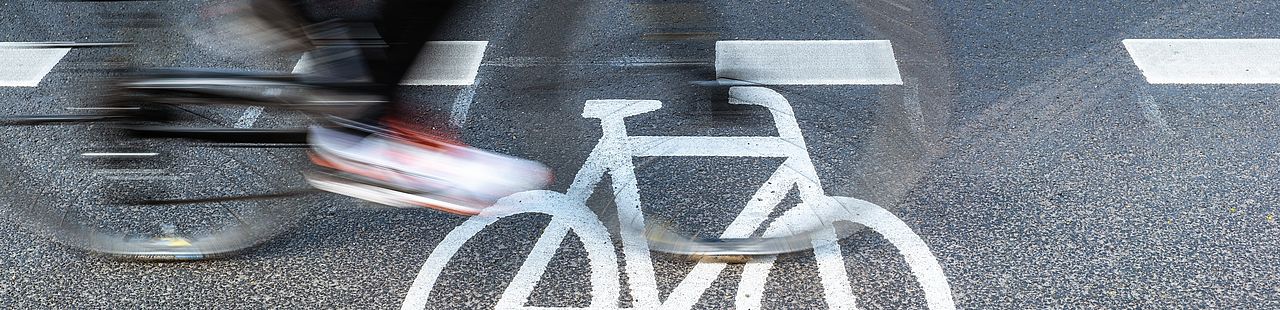 Radfahrer auf Radstreifen als Zeichen der neuen Mobilität