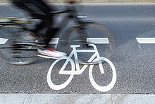 Juergen Schmidt stock adobe kl Radfahrer auf Radstreifen als Zeichen der neuen Mobilität