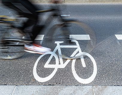 Radfahrer auf Radstreifen als Zeichen der neuen Mobilität